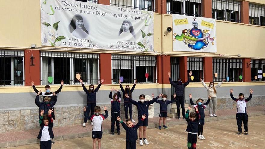 Alumnos de los diferentes cursos del centro Santa María del Carmen durante el sencillo acto con el que la Congregación ha celebrado sus 130 años de historia.