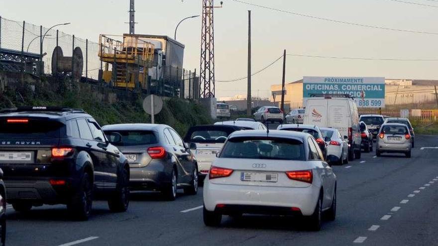 Coches circulan a la altura del cruce de la avenida de la Diputación con la del Embalse.