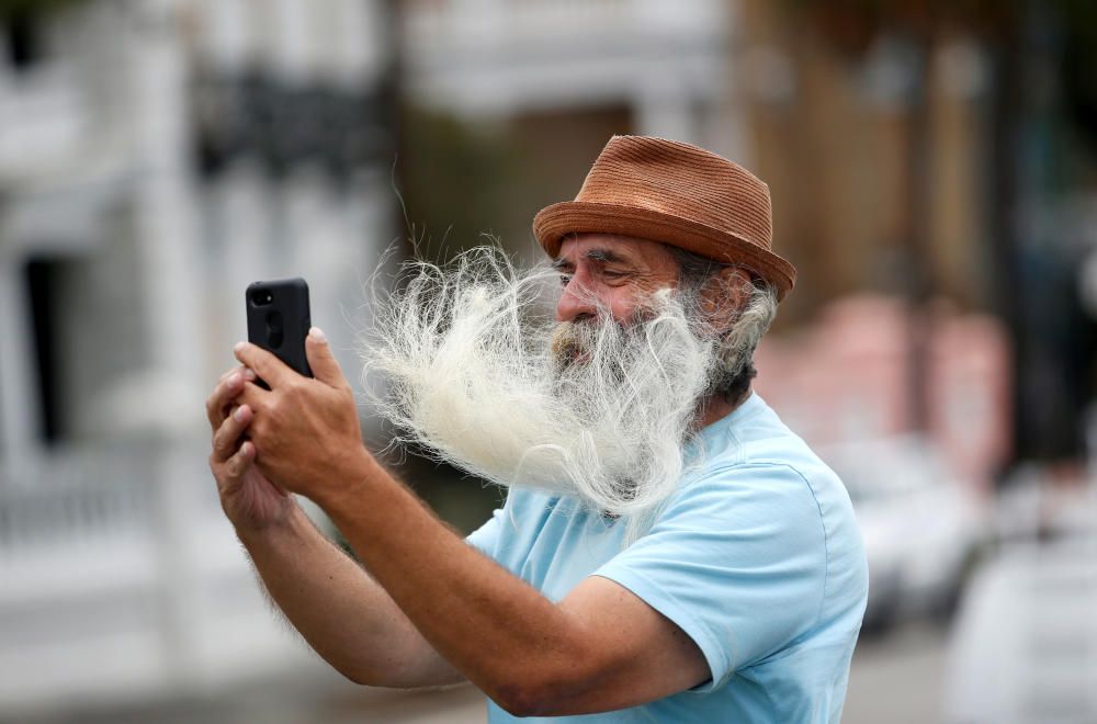 Un hombre se hace un selfie en mitad de la llegada del huracán Dorian a Carolina del Sur.  REUTERS/Randall Hill