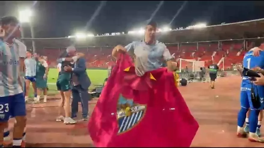 Los jugadores del Málaga CF y los aficionados celebran el ascenso en Almería