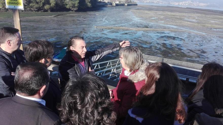 El patrón mayor de Redondela, Clemente Bastos, explica a la conselleira de Mar la regeneración desarrollada en A Portela. / FdV