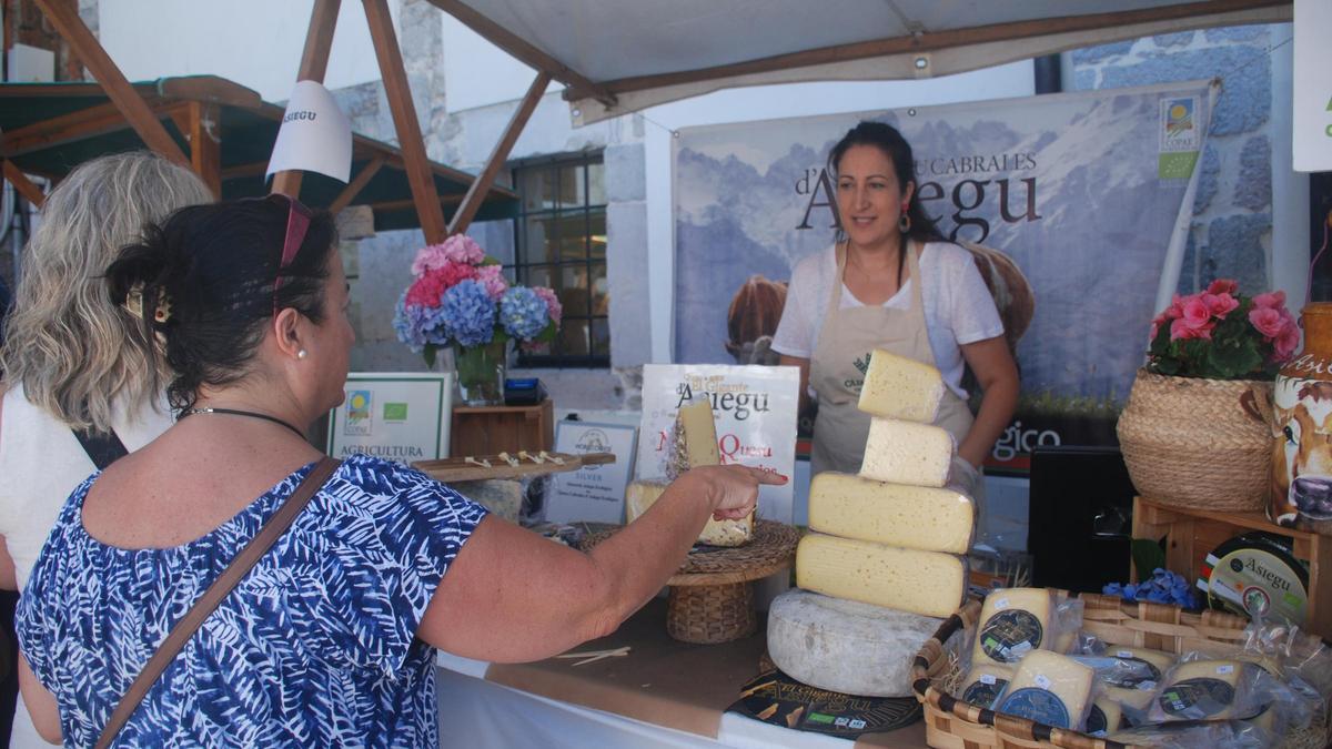 Un puesto de venta de la edición anterior del Certamen de quesos del Oriente en Llanes.