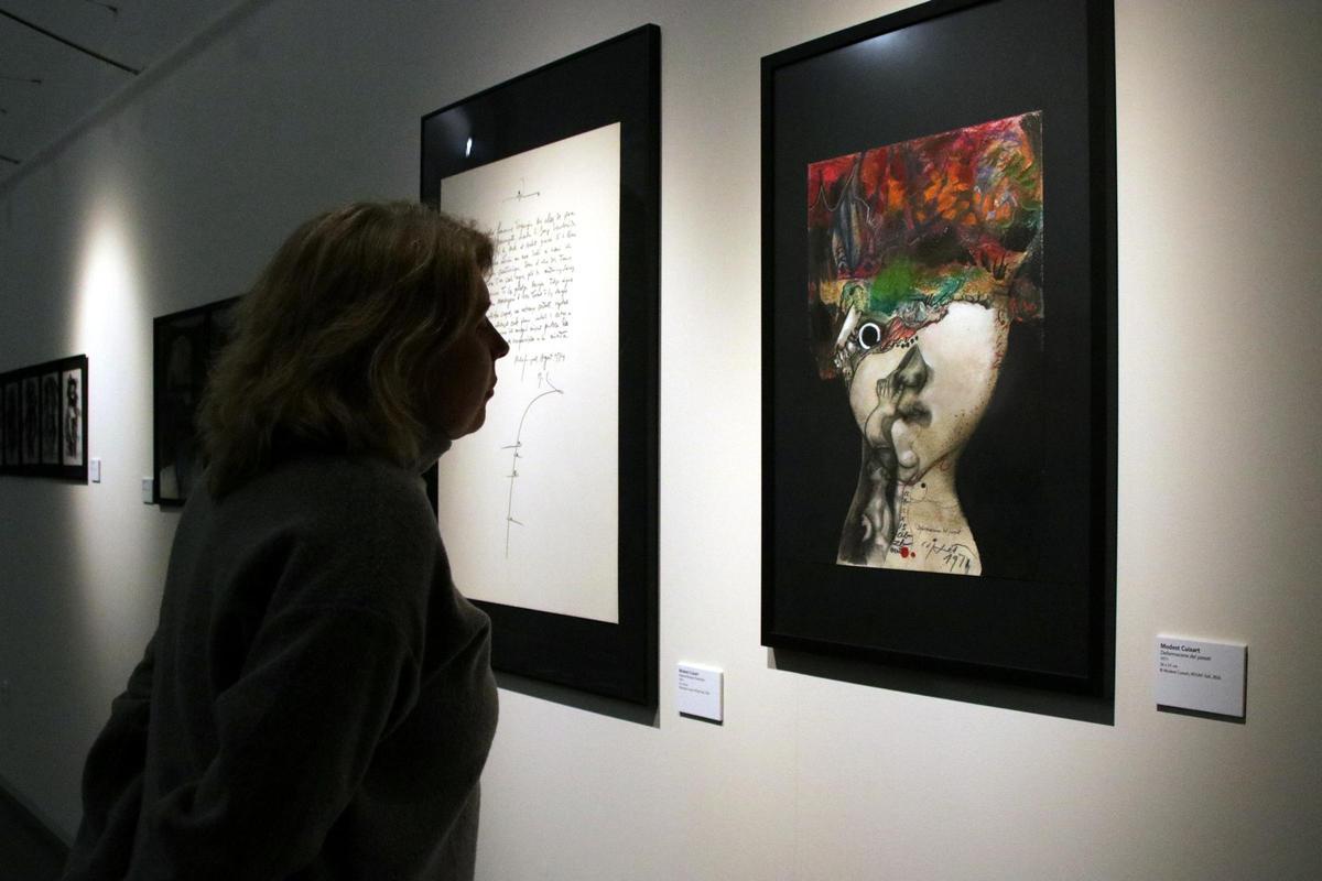 Pla mig de la presidenta de la Fundació Cuixart, Sílvia Arnau, mirant un quadre de l'exposició