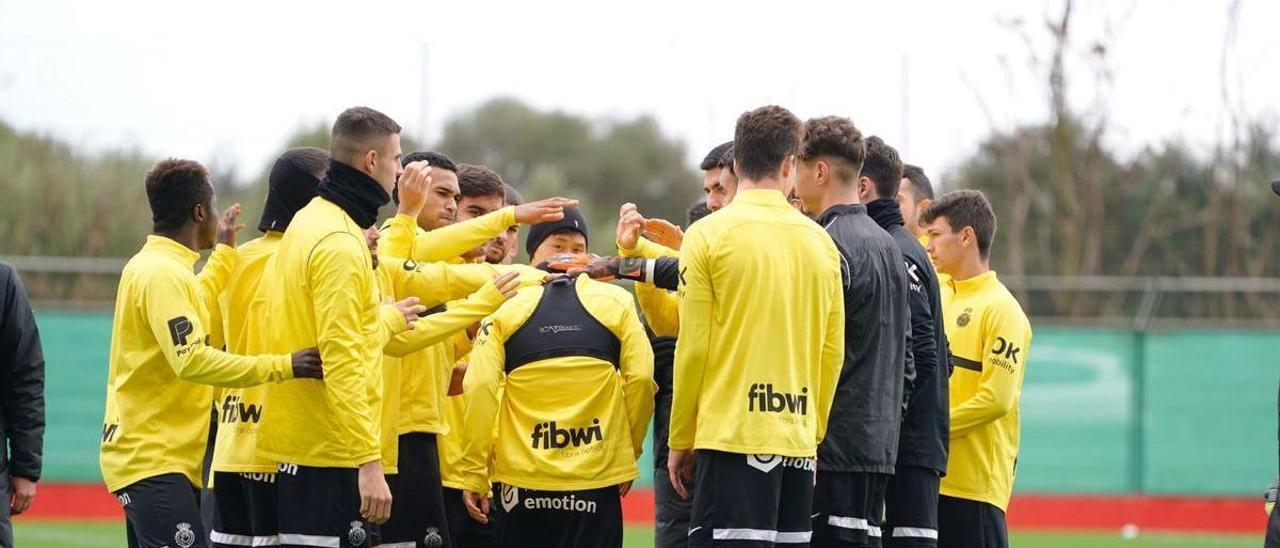 Los compañeros le han recibido con un tradicional &quot;pasillo&quot; de collejas.