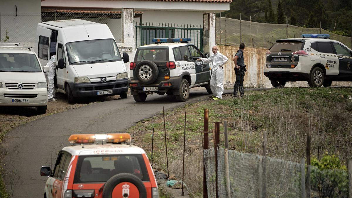 Polizisten und Mitglieder der Guardia Civil in Santa Cruz de Tenerife stehen in einer Straße, die zu der Höhle führt , in der ein Deutscher seine Frau und seinen Sohn umgebracht haben soll.