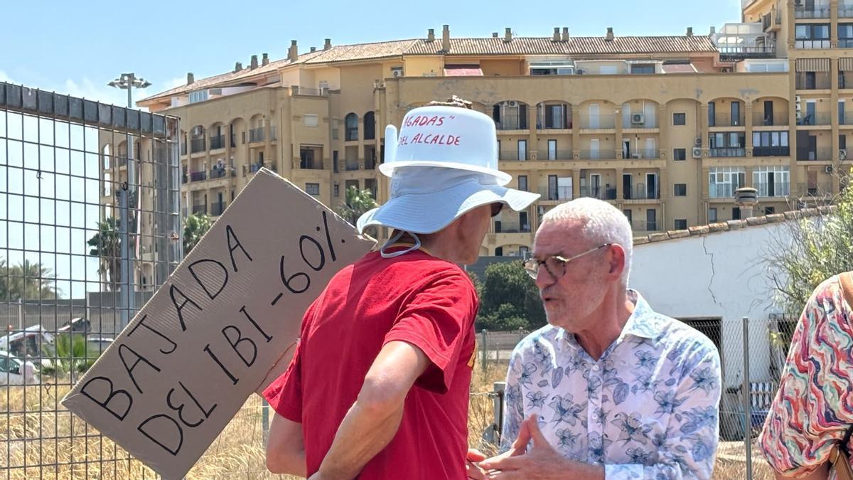 Un vecino de Port Saplaya increpa al alcalde de Alboraia durante un acto con el conseller Martínez Mus