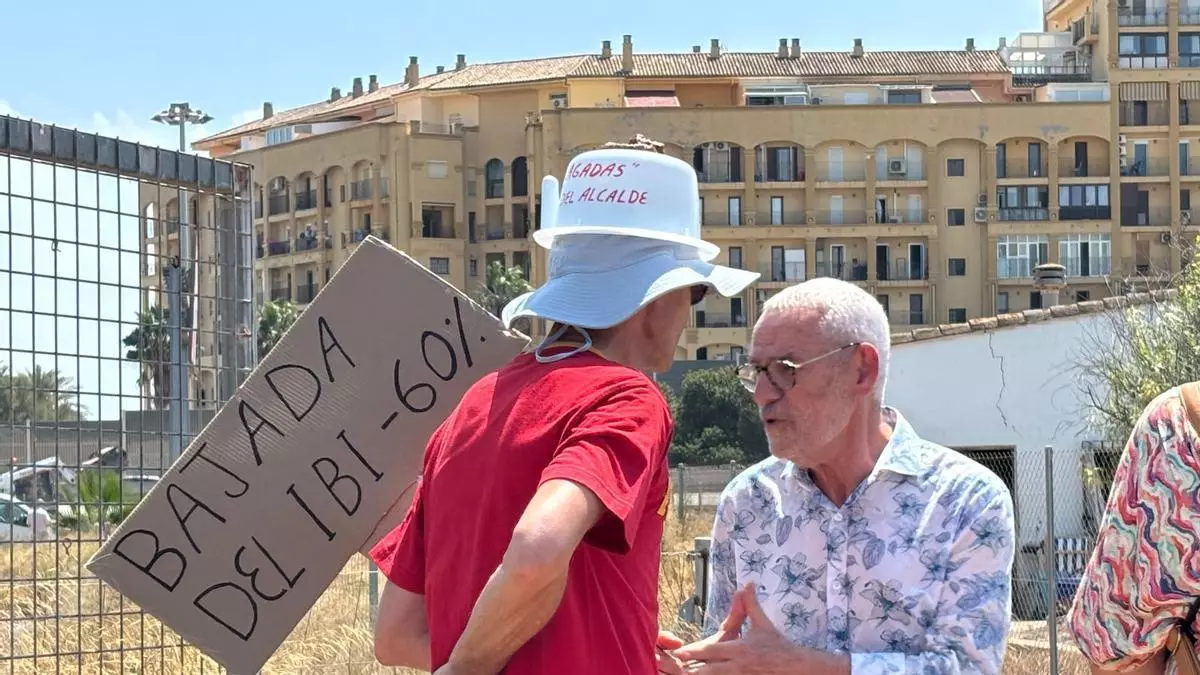 Un vecino increpa al alcalde de Alboraia durante la visita del conseller: "No solo se acuerde de Port Saplaya para cobrar impuestos"