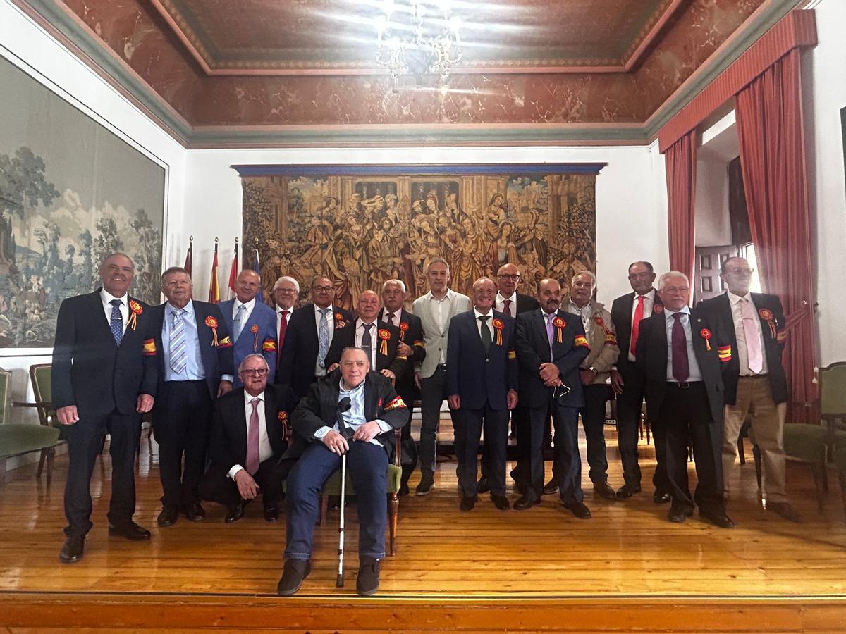 Los quintos de 1976 y el alcalde de Toro, Carlos Rodríguez.