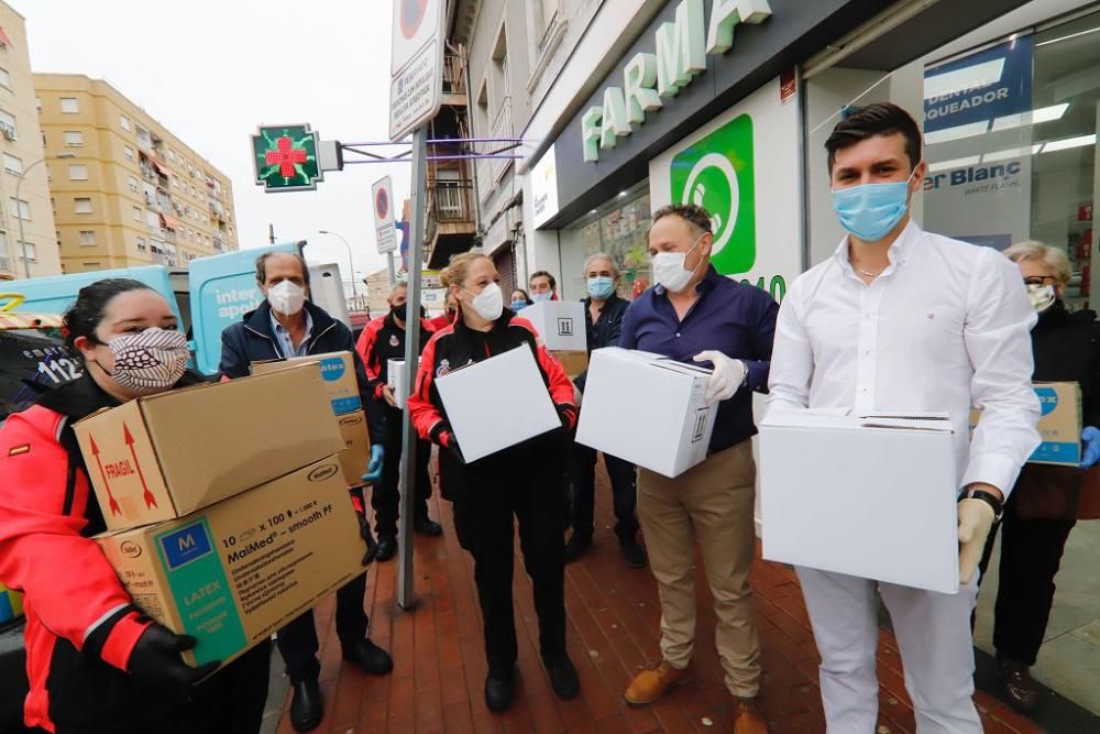 Reparto de mascarillas en Barriomar