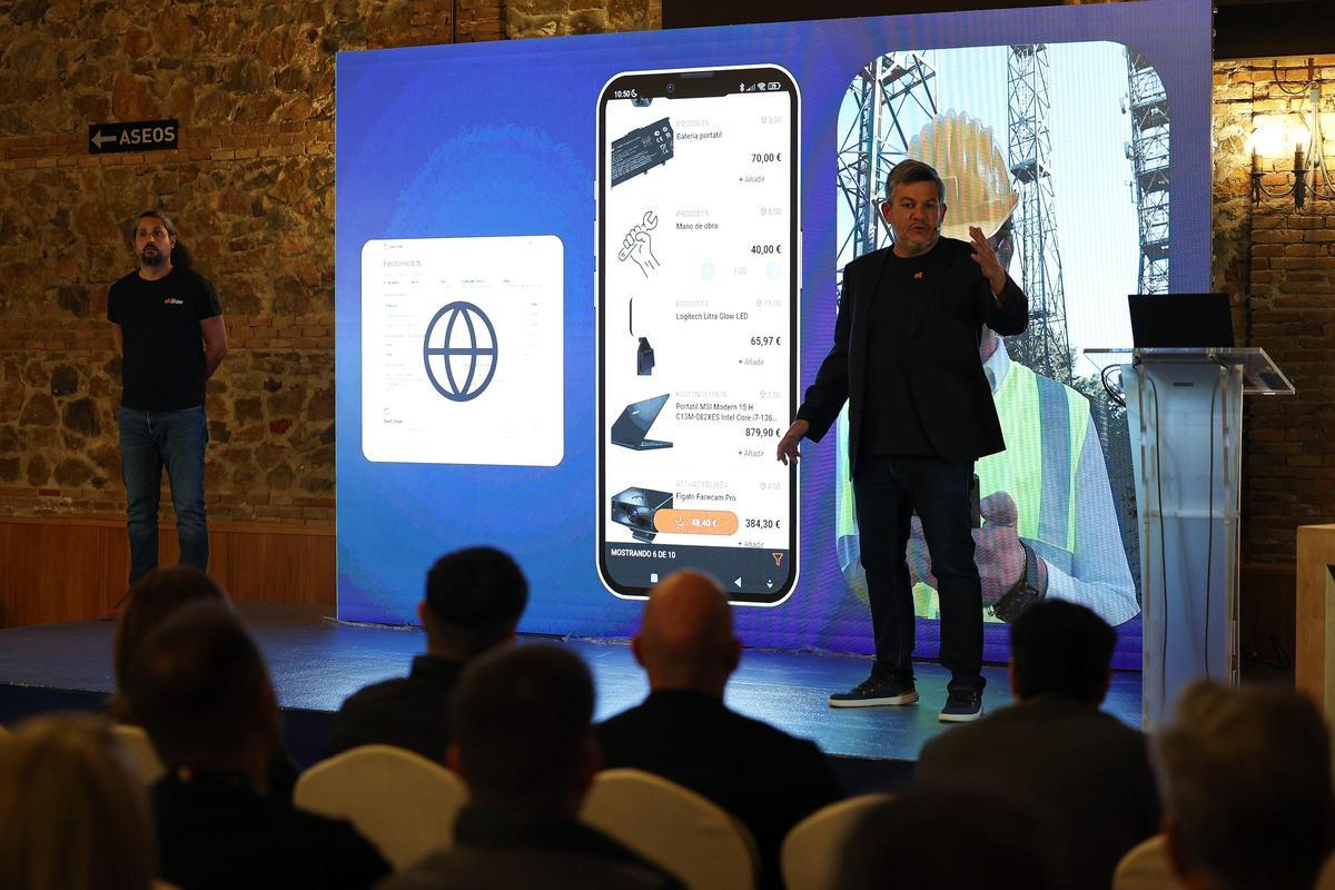 Jesús Mora y Alberto Abad, CEO de la compañía, presentan STEL Assistant.