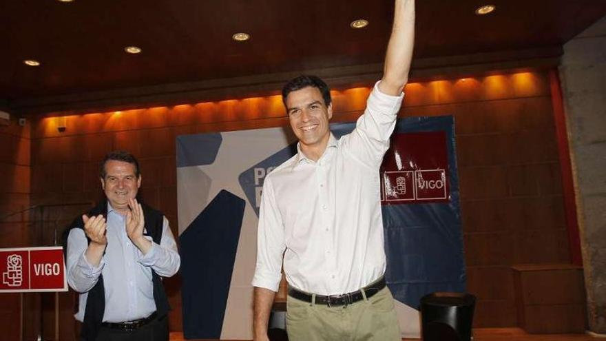 Sánchez, presentado por Caballero, en el auditorio municipal.