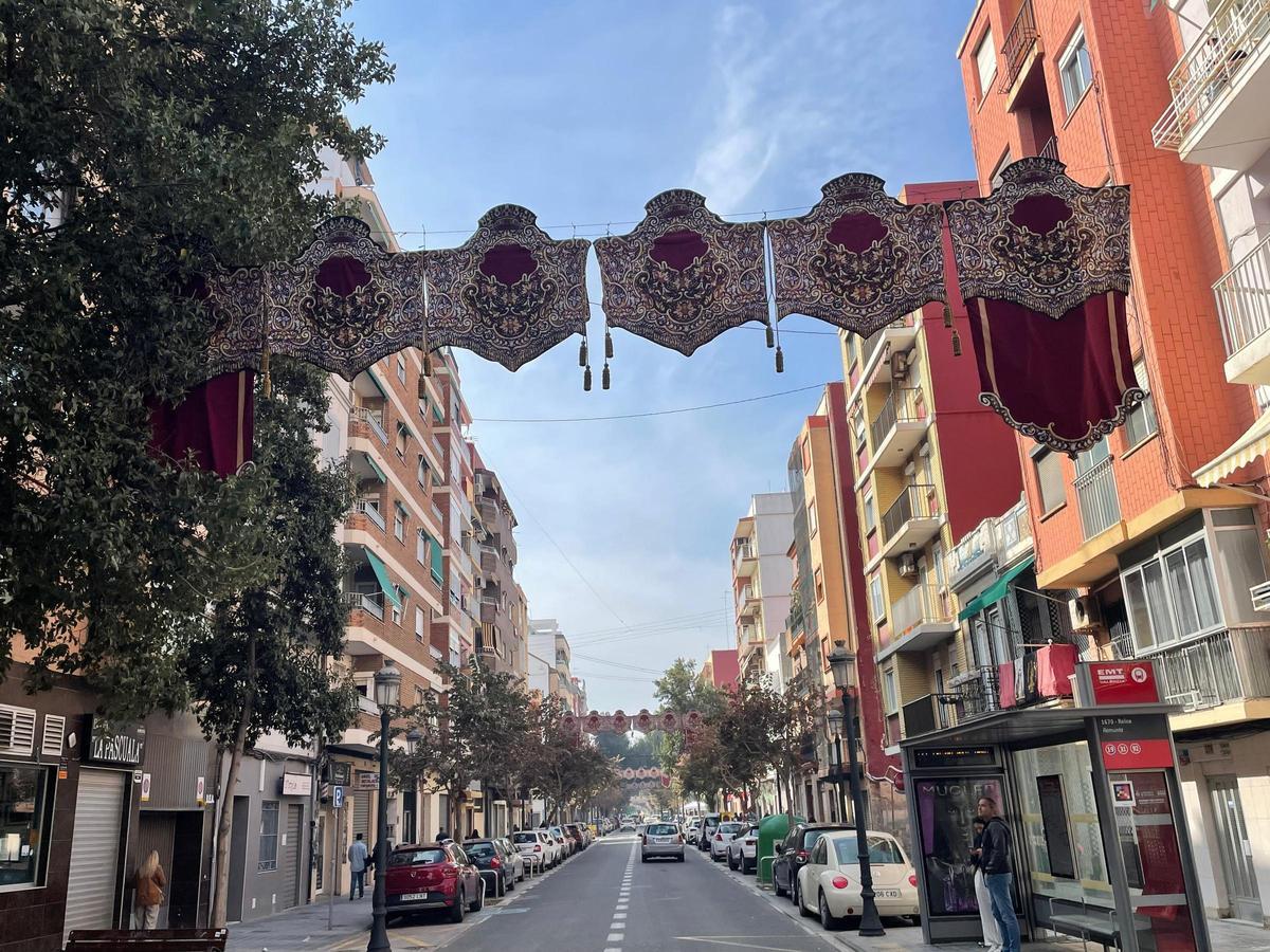 Decoración en la calle de la Reina por Semana Santa