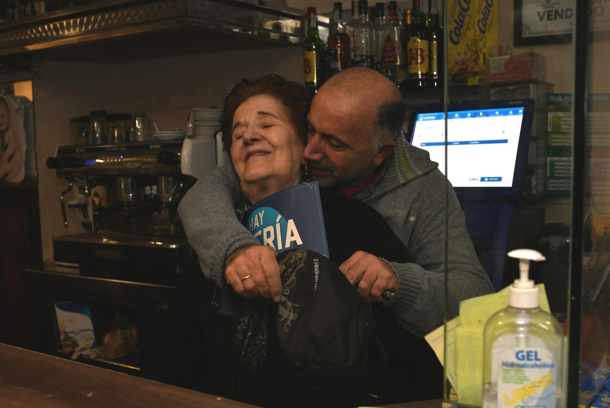 Juan Luis Fontán y Laura Currás, del bar Hogar del Puerto de Combarro