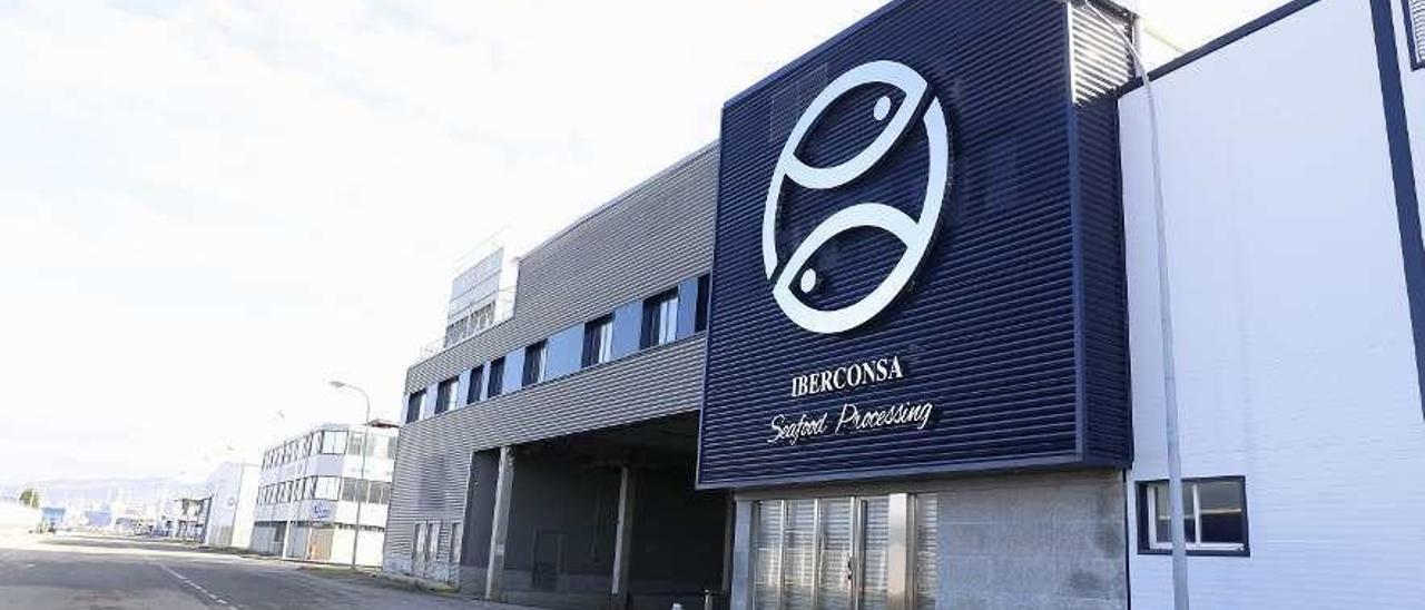 La factoría de Bouzas, casi a punto  |  Será la primera planta industrial de Iberconsa en España y, para el momento de su arranque, el grupo habrá destinado unos 14 millones de euros, entre la operación de compra de las instalaciones y su renovación. Antes propiedad de Freiremar, la factoría empleará hasta un centenar de personas y estará a las órdenes de Gonzalo López, ex director general de Frigalsa (también participada por Iberconsa). La multinacional pretende dotar de mayor valor añadido dos productos en la que es líder a nivel global: la merluza y el langostino patagónico.