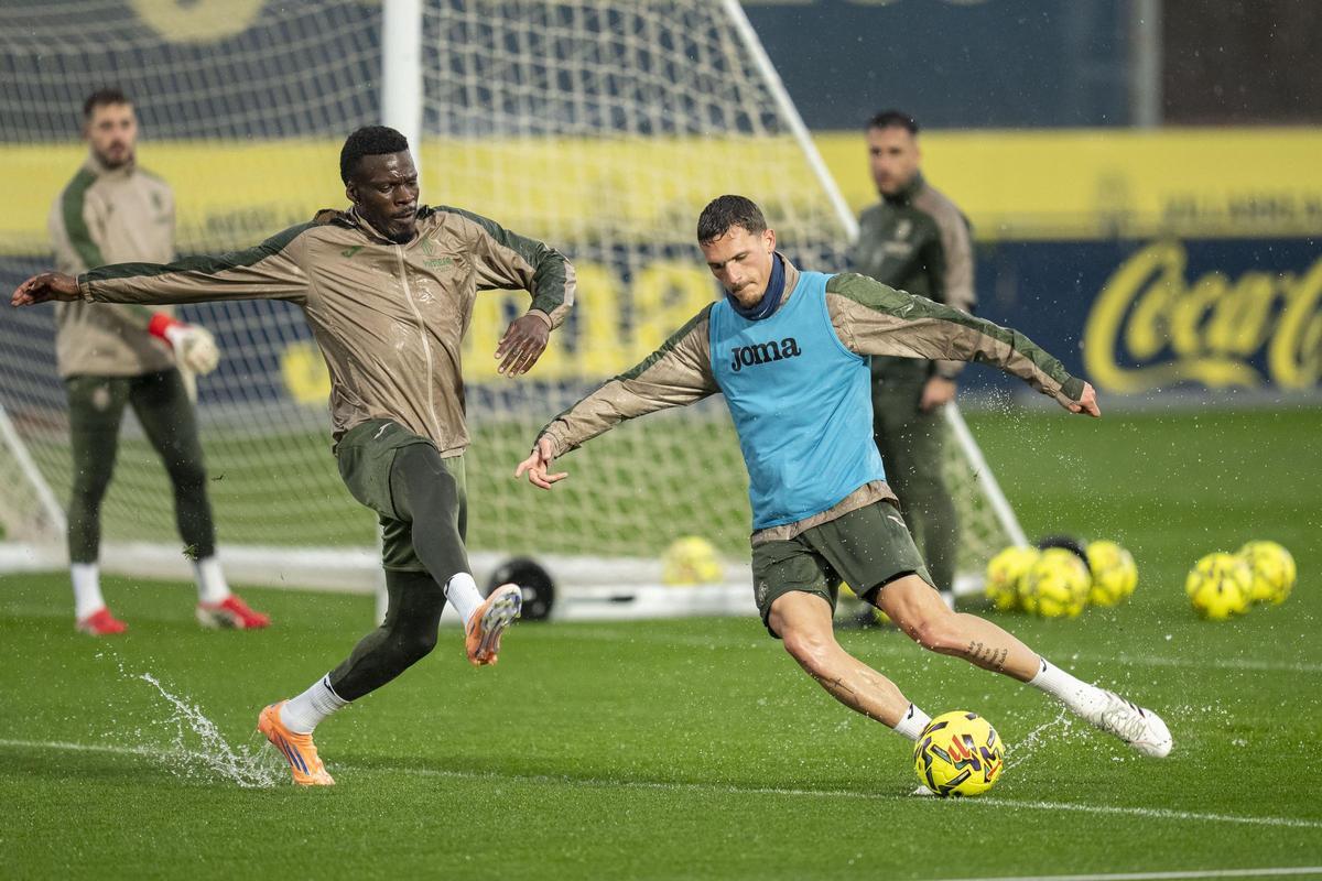 Rafa Marín (d), futbolista del Villarreal, en un entrenamiento junto a Thomas Partey (i).