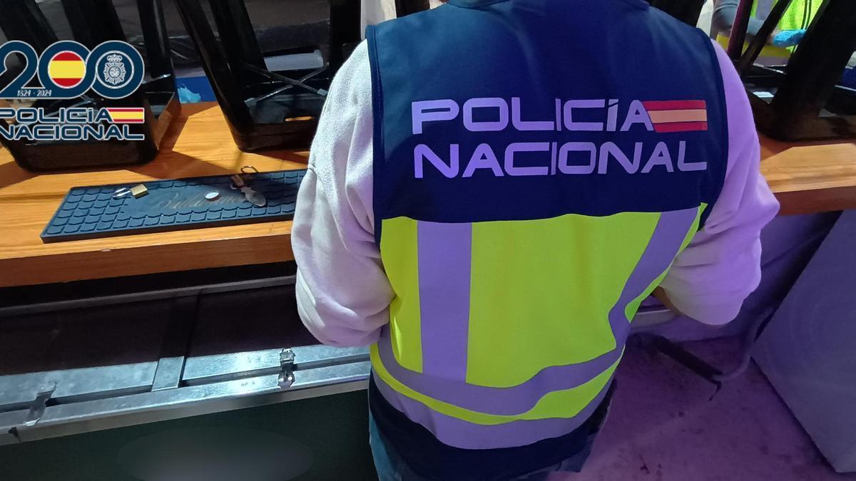 Un agente de la Policía Nacional.