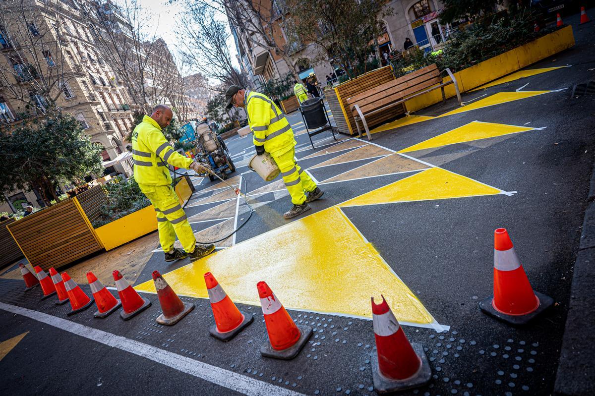 Repintando los colores y las formas del asfalto en la Superilla de Sant Antoni de Barcelona