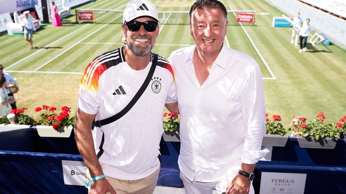 Jürgen Klopp posa junto a Edwin Weindorfer, CEO y fundador de e|motion, en la zona VIP