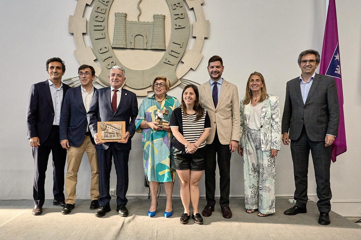 President de Foment d’AIC, Joaquín Barber; presidenta de la Fundació Espurna, Rosario Sabater, amb la seua filla Cristina García Sabater; directora de la Fundació Espurna, Rosario Garcia Sabater; alcalde de Gandia, José Manuel Prieto, i patrons de la Fundació Espurna.
