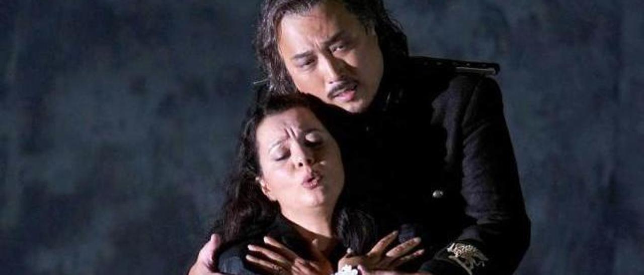 El tenor Alfred Kim, en el papel de Otello, y la soprano Lianna Haroutounian, como Desdémona.