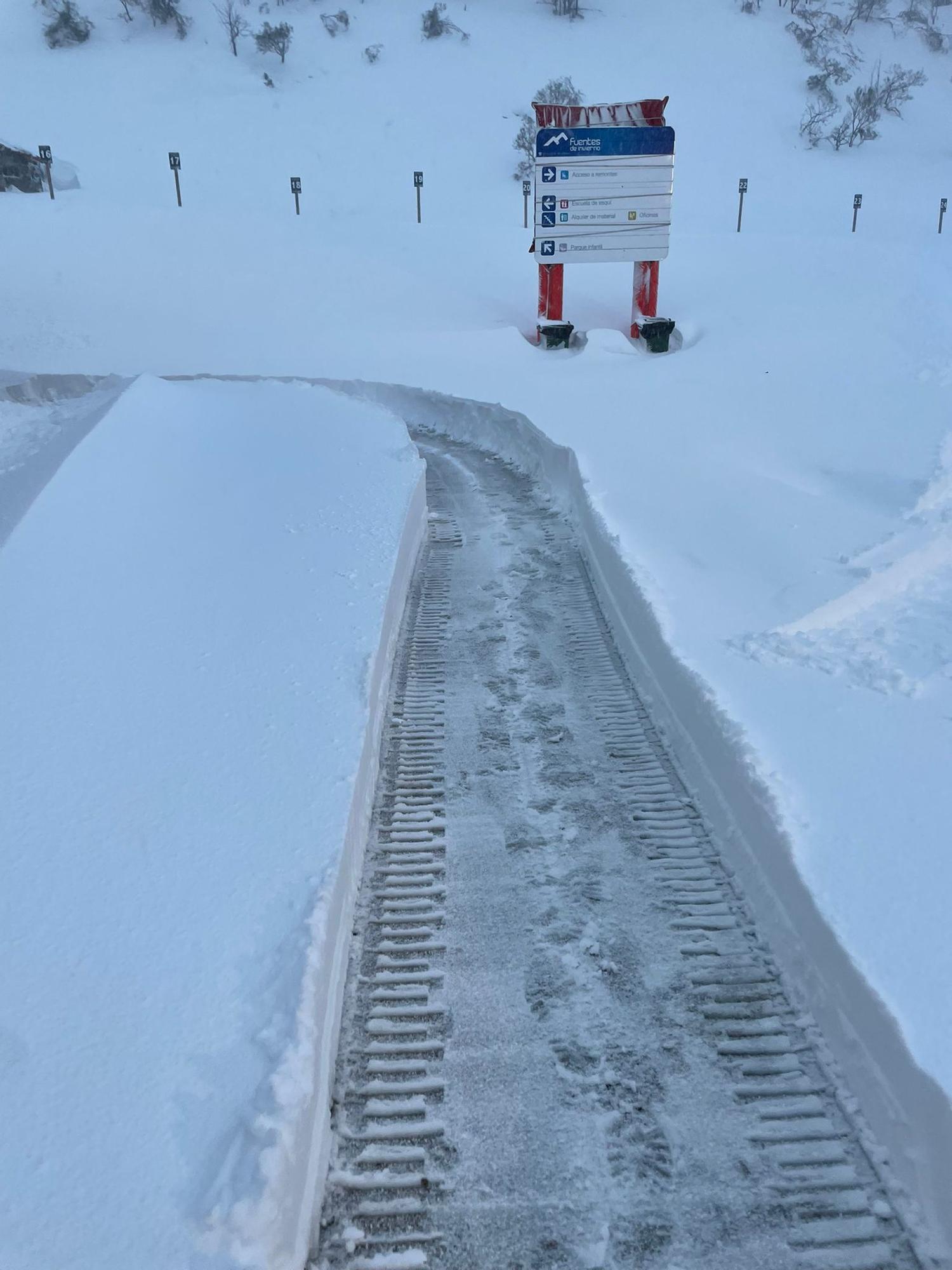 Primer día de la temporada de esquí 2021 en Valgrande-Pajares y Fuentes de Invierno