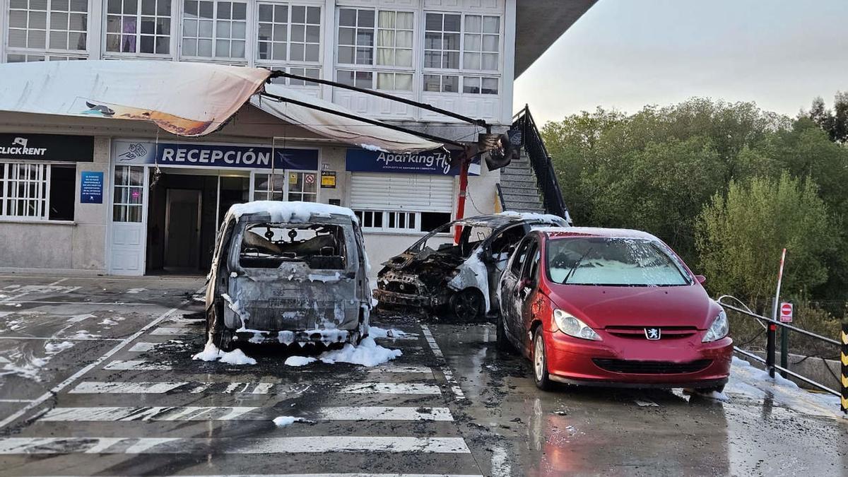 El incendio se produjo en una empresa de alquiler de coches situada cerca del aeropuerto de Santiago