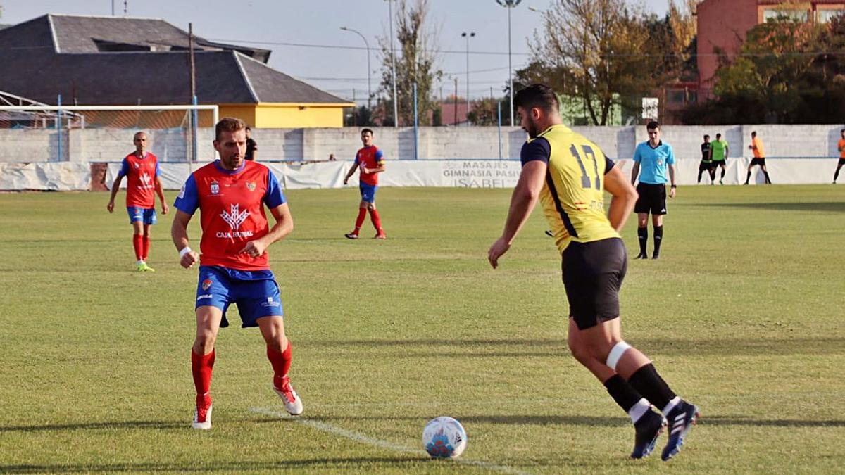 Un jugador del Benavente trata de presionar la salida de un rival con el balón. | D. S.