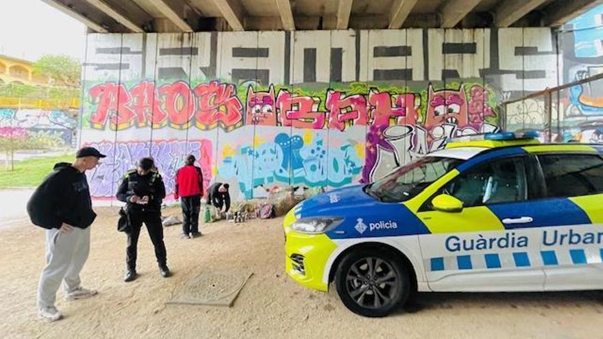 Agentes de la Guardia Urbana de Barcelona denuncian a un grupo de grafiteros en Horta-Guinardó