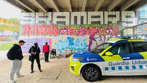 Agentes de la Guardia Urbana de Barcelona denuncian a un grupo de grafiteros en Horta-Guinardó