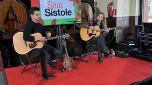 Sara Sístole interpreta una de sus canciones durante la prsentación de la V edición del ciclo de conciertos Sesión Vermú.