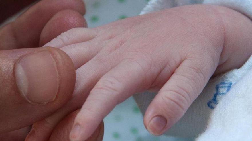 Una mujer de 61 años da a luz al bebé de su hijo gay