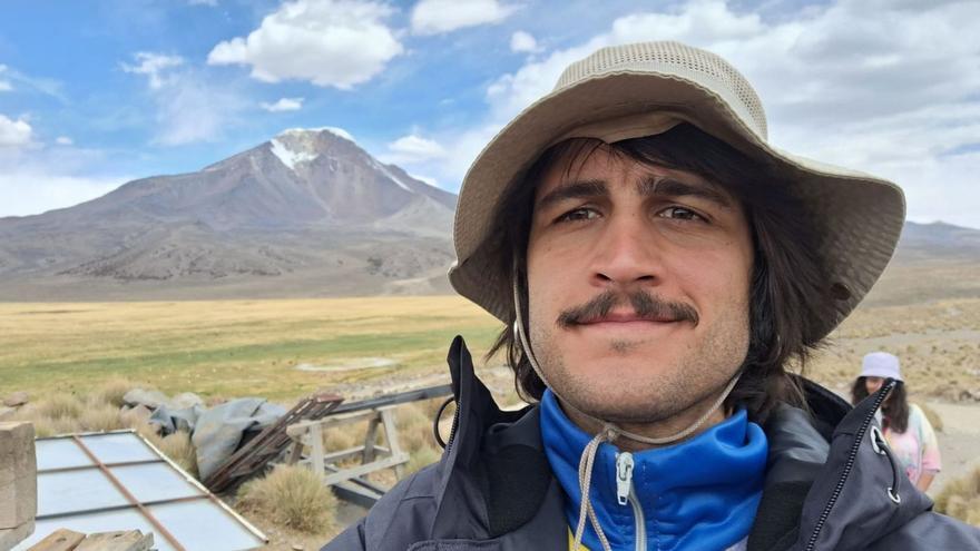 Alejandro Díaz ante o volcán Parinacota, na fronteira de Bolivia e Chile, facendo traballo de campo.