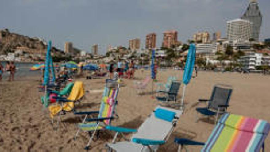 Benidorm descarta sancionar a los bañistas que reserven sitio en las playas