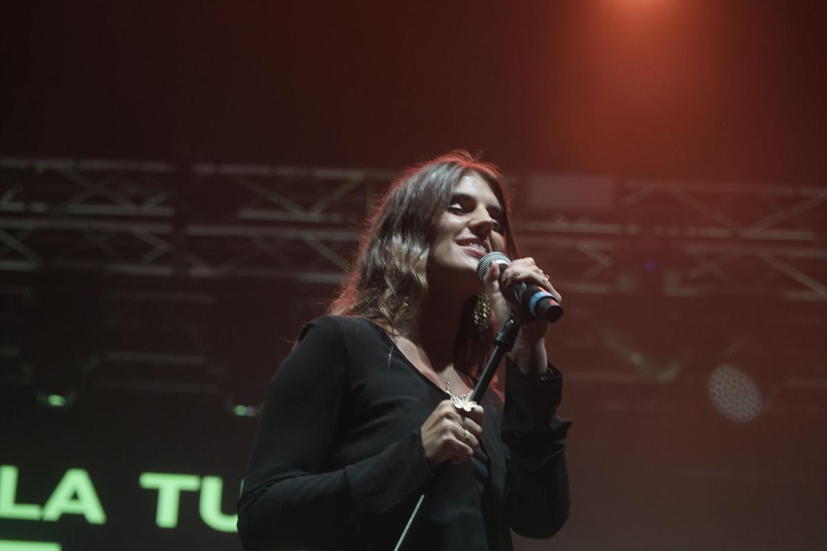 DePol, Chiara Oliver, Enol, Adexe y Nau, Chema Rivas, Daniela Blasco, La Beba, Lola Tuduri, César AC y Pikete, además del dúo local AWY, convirtieron la plaza de María Pita en una gran pista de baile.