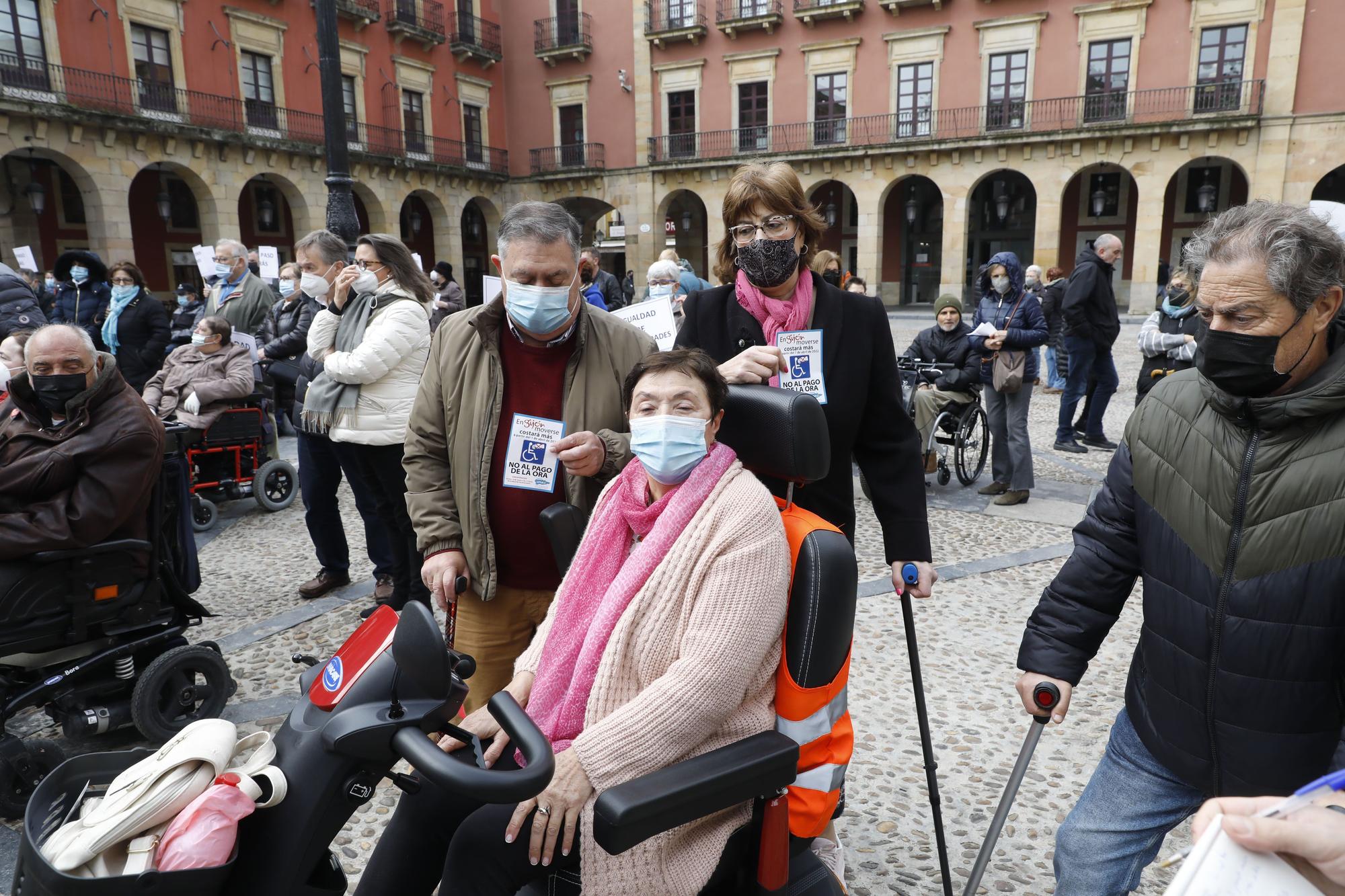 En imágenes: Concentración de personas con movilidad reducida contra la tarjeta ORA en Gijón