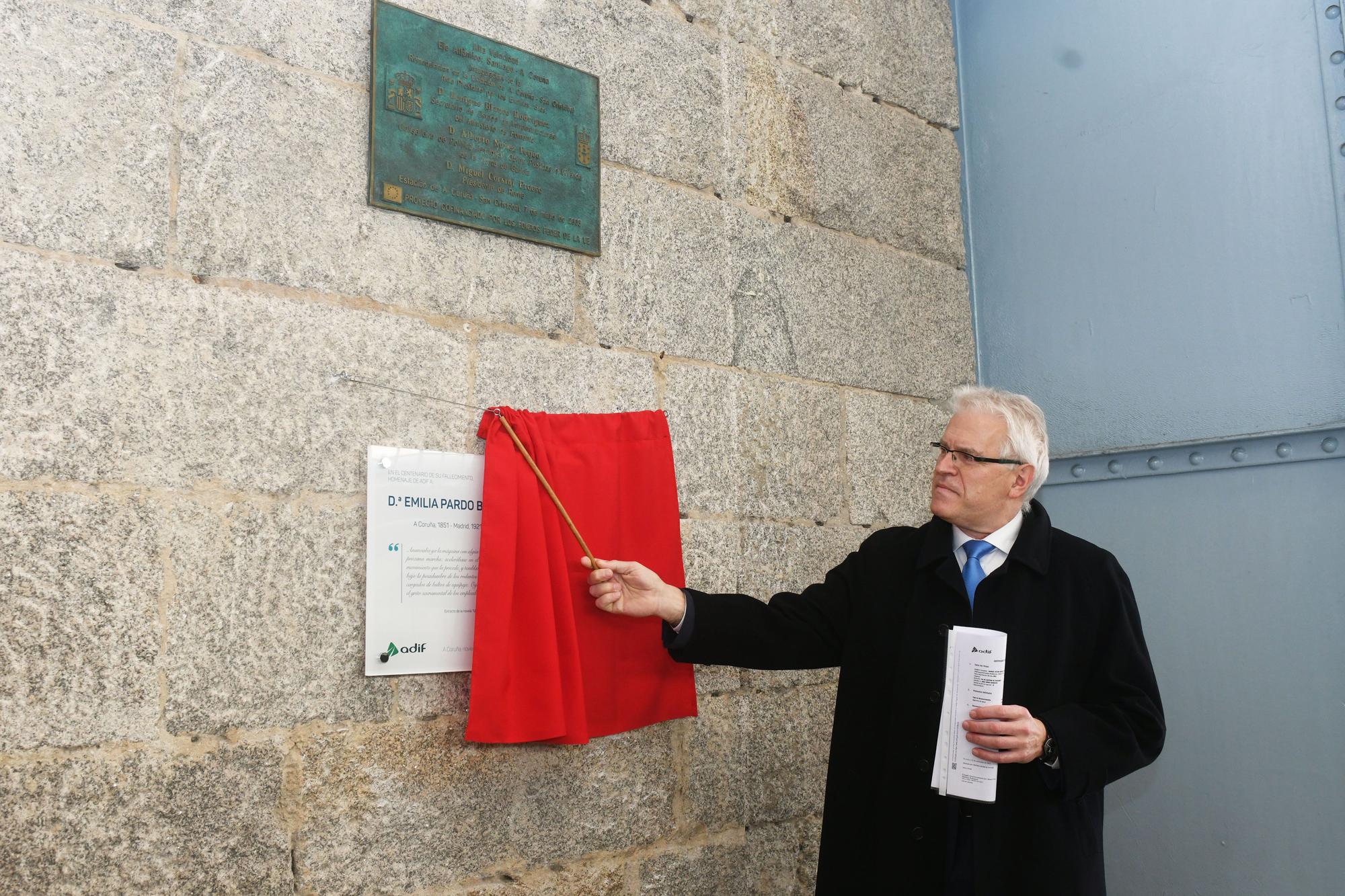 Adif homenajea a Pardo Bazán en el centenario de su fallecimiento con una placa en la estación de tren