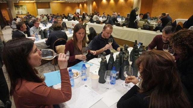 Un dels moments del tast de vins.  | MARC MARTÍ