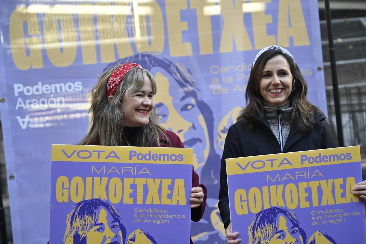 María Goicoechea, candidata de Podemos-Alianza Verde, junto a la líder de Podemos, Ione Belarra, en la pegada de carteles en Delicias.