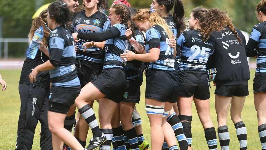 Las chicas del CRAT celebran la victoria sobre el Getxo la pasada temporada.