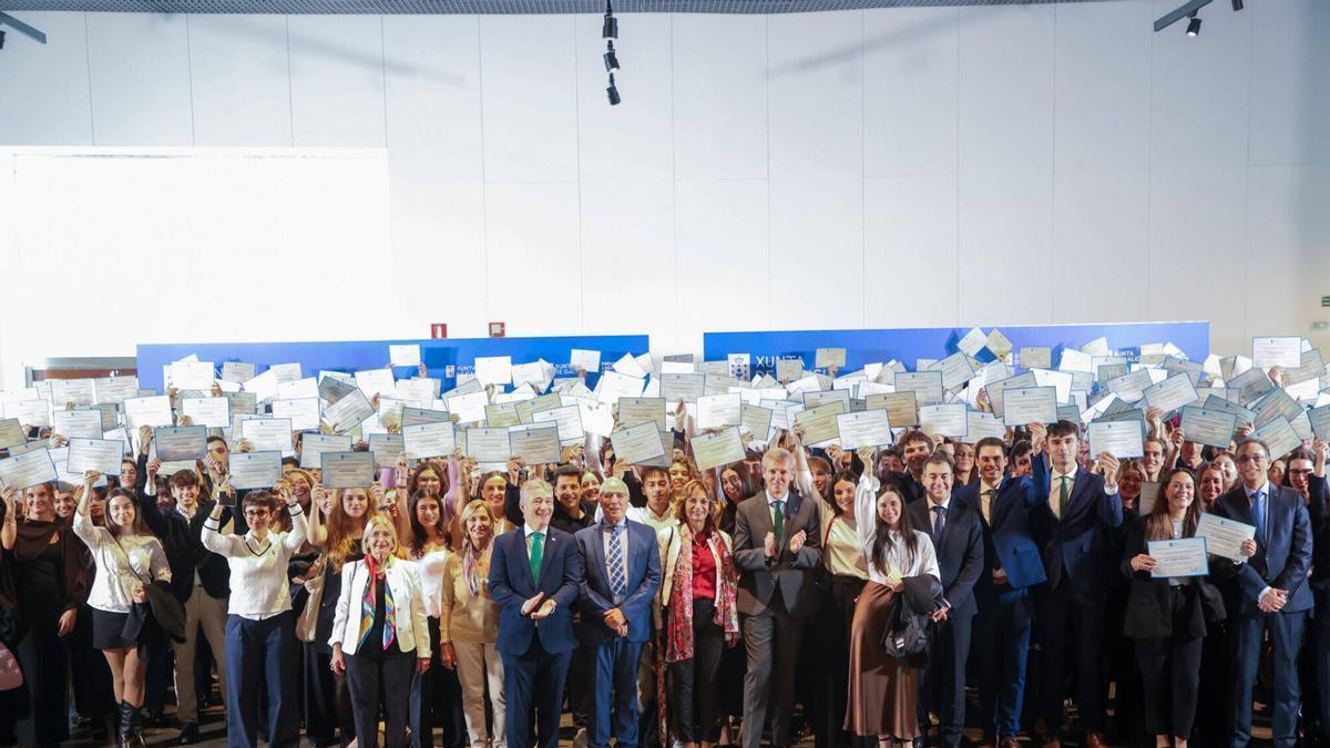 El presidente de la Xunta, Alfonso Rueda, y el conselleiro de Educación, Román Rodríguez, participan en la entrega de la anterior edición de los premios Ángela Ruíz Robles de excelencia académica al alumnado de grado universitario.
