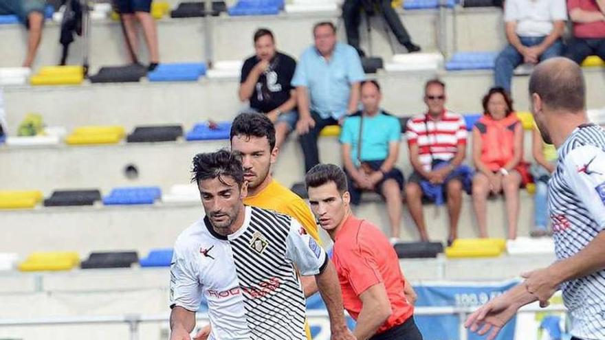 Quero controla el balón en el choque ante el Burgos.