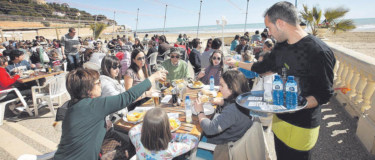 Si la climatología acompaña, las terrazas de enclaves turísticos del litoral, como Benicàssim, volverán a llenarse otra Semana Santa.