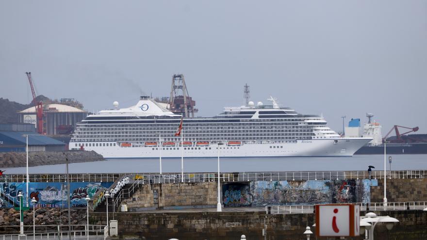 El crucero MS Rivera llega a Gijón con más de 1.000 pasajeros