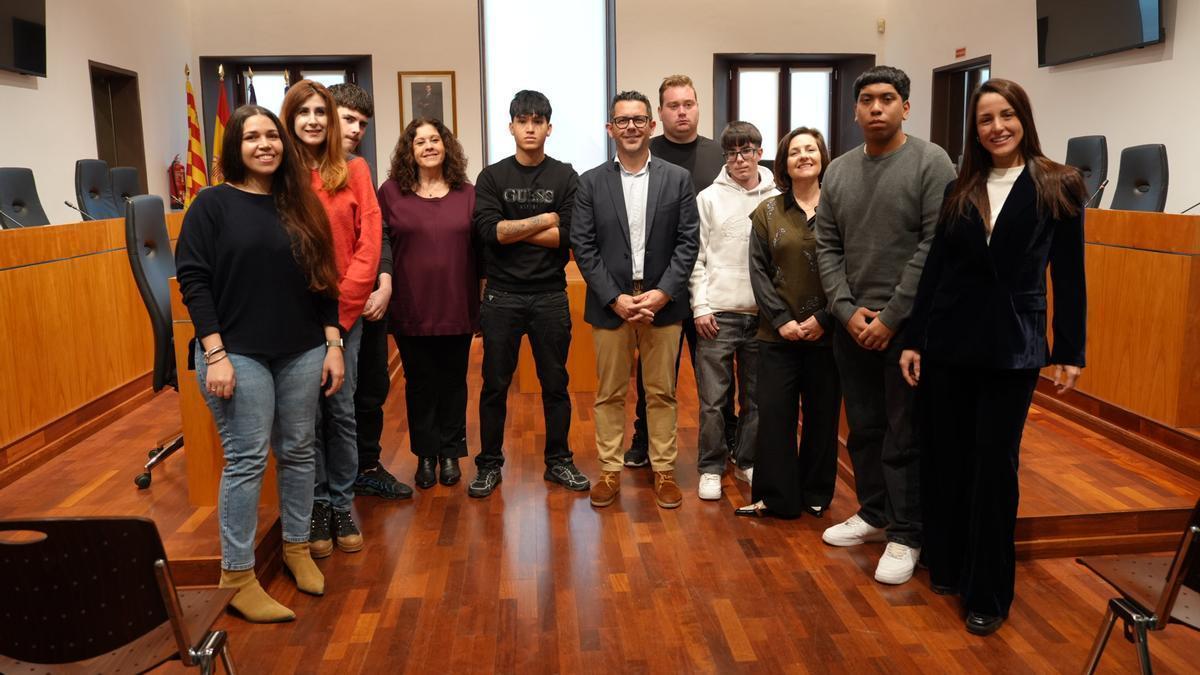 Rafael Triguero junto a los nuevos empleados del pograma.
