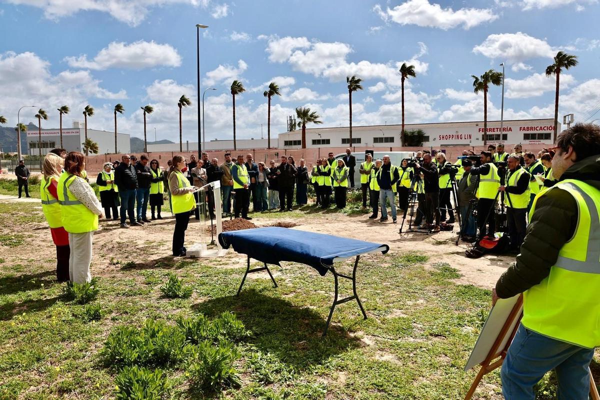 La presidenta Prohens se dirige al público presente en el acto de inicio de la sobras del hospital.