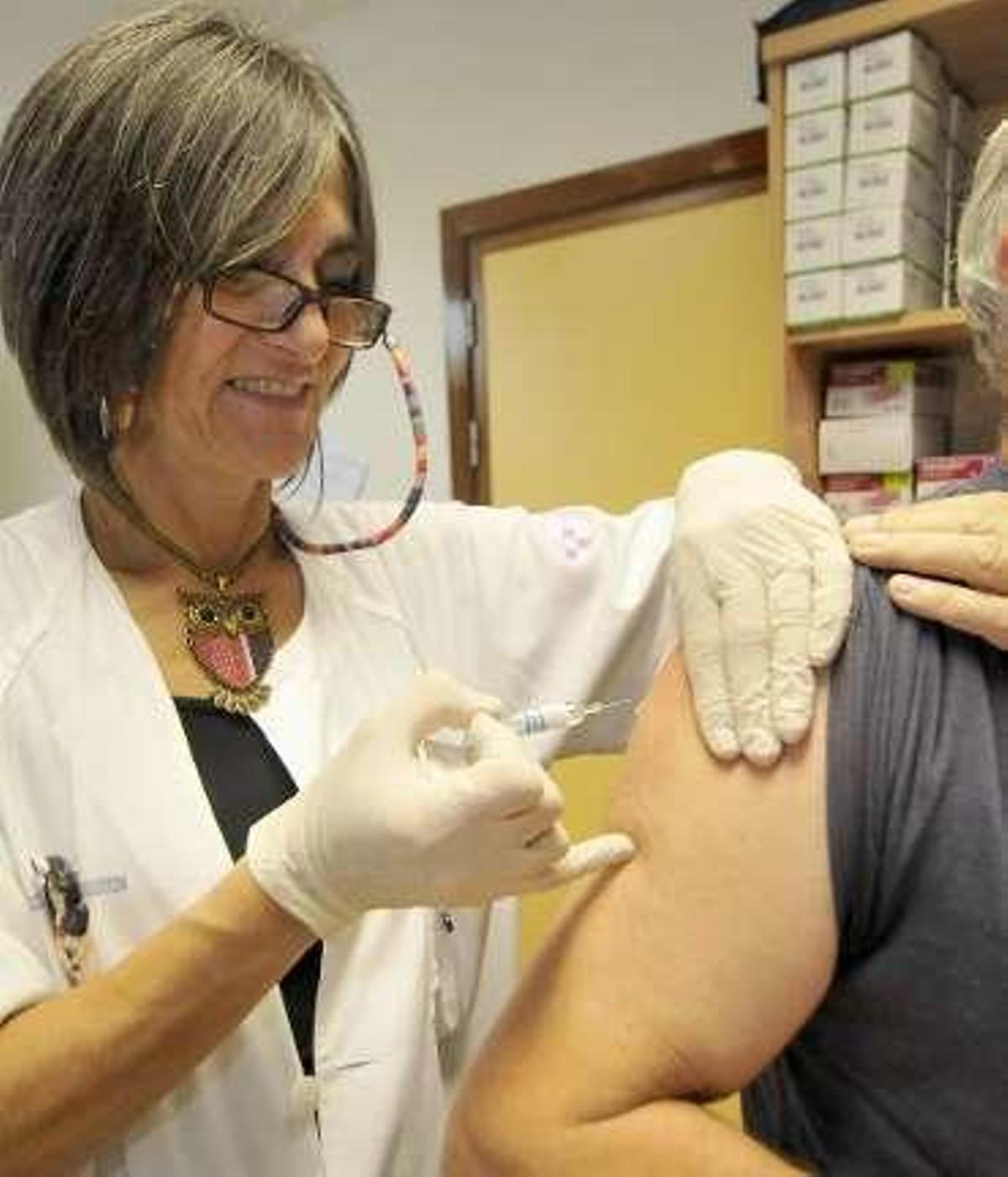 Una enfermera aplica una vacuna en un centro de salud de la región.