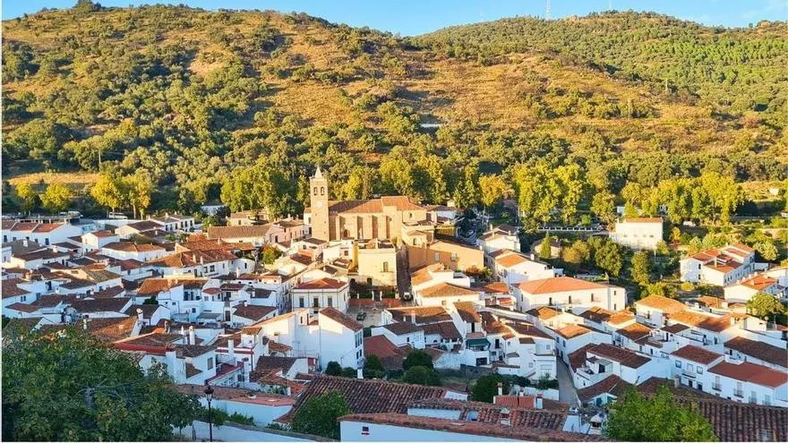 Tiene menos de 1.800 habitantes, pero recibió más de 200.000 turistas: el pueblo de Huelva que se ha convertido en una de las grandes escapadas