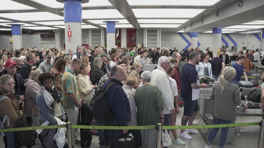 La patronal de actividades turísticas de Baleares critica que «el aeropuerto ofrece una imagen tercermundista de nuestras islas»