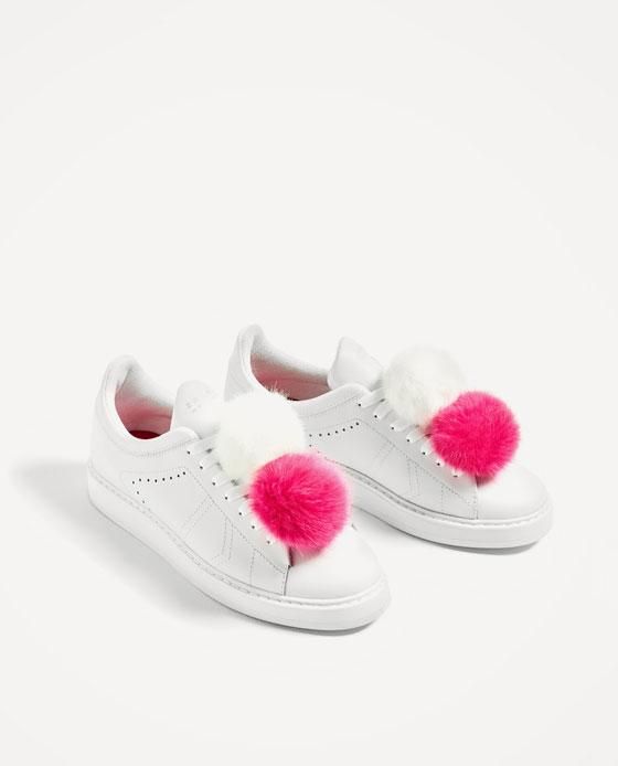 Zapatillas con pompones de Zara