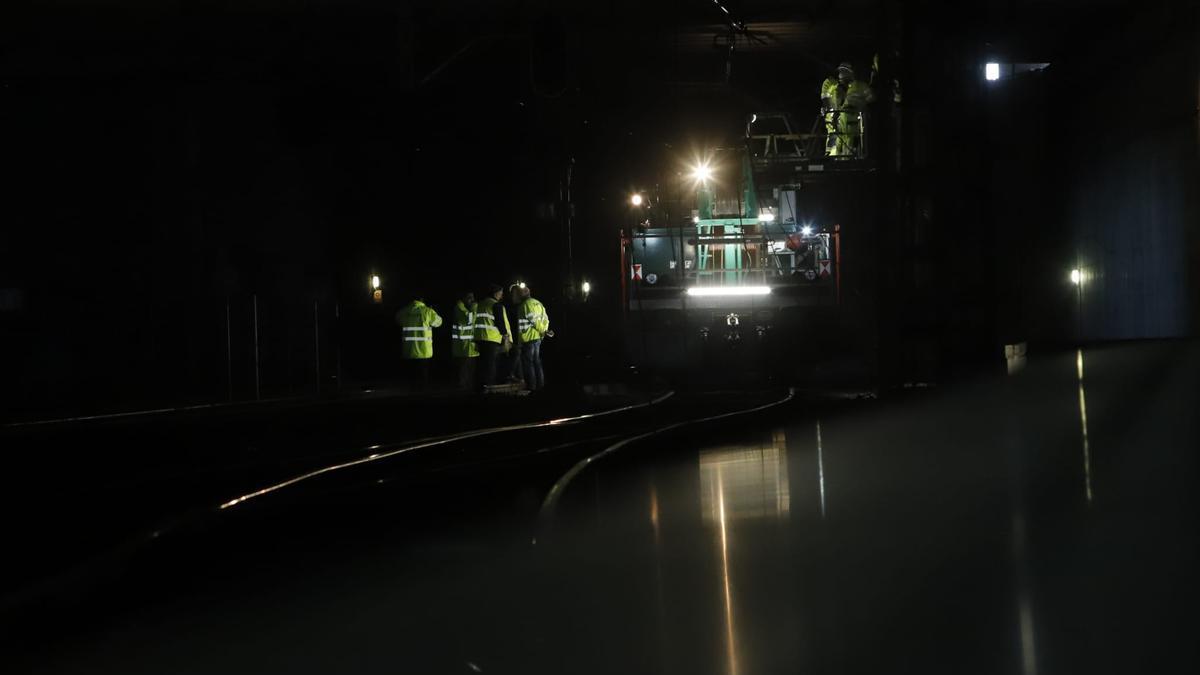 Operarios trabajan dentro del túnel de Goya